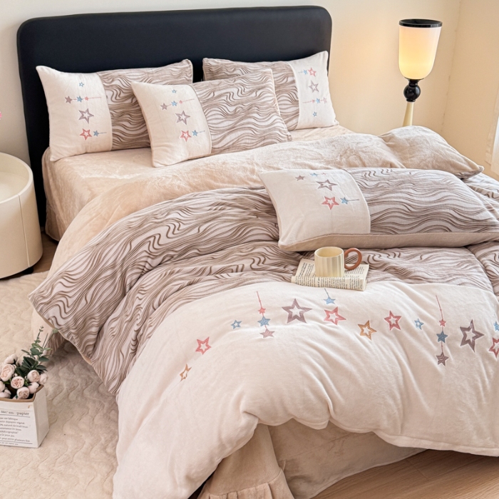 91家纺网 家纺一手货源 找家纺 2025苏东来家纺工艺款雕花绒牛奶绒四件套立体花刺绣绣花套件 华尔兹卡其