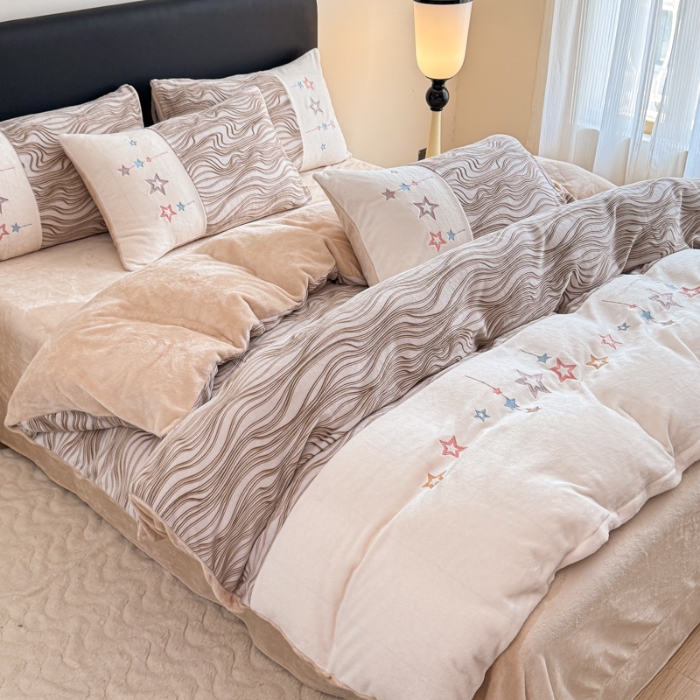 91家纺网 家纺一手货源 找家纺 2025苏东来家纺工艺款雕花绒牛奶绒四件套立体花刺绣绣花套件 华尔兹卡其