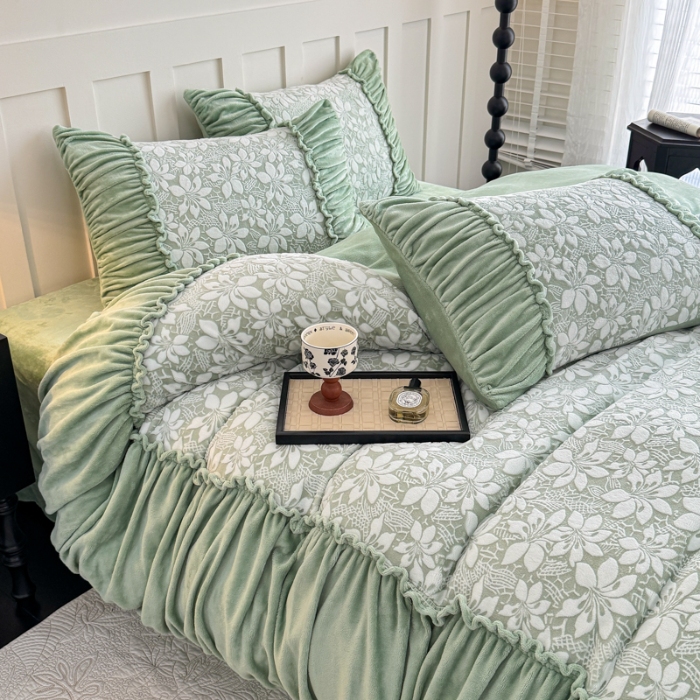 91家纺网 家纺一手货源 找家纺 2025苏东来家纺工艺款雕花绒牛奶绒四件套立体花刺绣绣花套件 山茶花