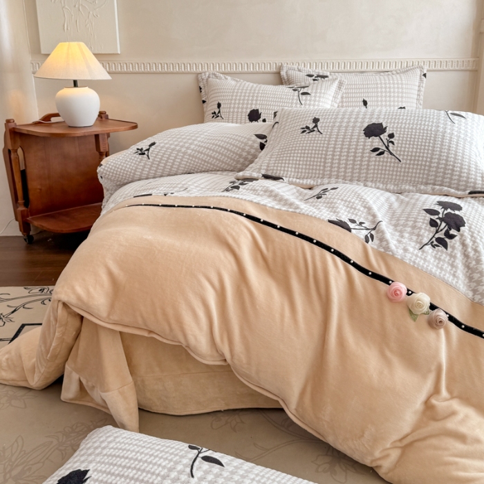 91家纺网 家纺一手货源 找家纺 2025苏东来家纺工艺款雕花绒牛奶绒四件套立体花刺绣绣花套件 玫瑰花