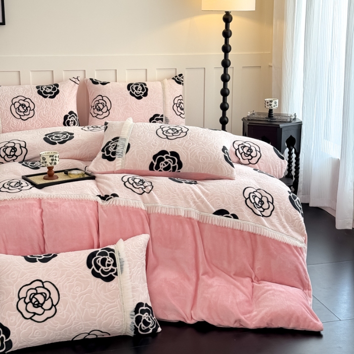 91家纺网 家纺一手货源 找家纺 2025苏东来家纺工艺款雕花绒牛奶绒四件套立体花刺绣绣花套件 如意结