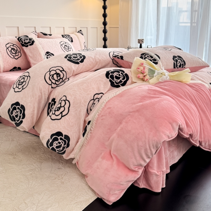 91家纺网 家纺一手货源 找家纺 2025苏东来家纺工艺款雕花绒牛奶绒四件套立体花刺绣绣花套件 如意结