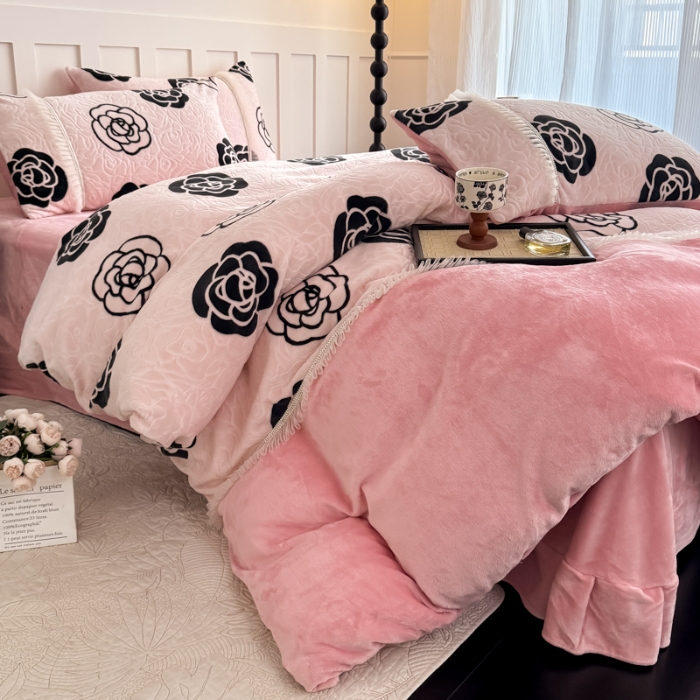 91家纺网 家纺一手货源 找家纺 2025苏东来家纺工艺款雕花绒牛奶绒四件套立体花刺绣绣花套件 如意结