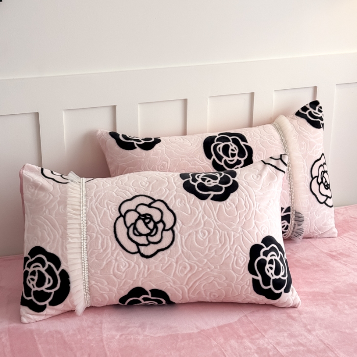 91家纺网 家纺一手货源 找家纺 2025苏东来家纺工艺款雕花绒牛奶绒四件套立体花刺绣绣花套件 如意结