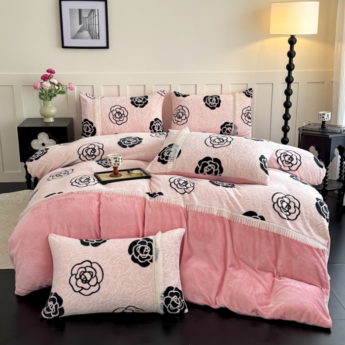 91家纺网 家纺一手货源 找家纺 2025苏东来家纺工艺款雕花绒牛奶绒四件套立体花刺绣绣花套件 如意结