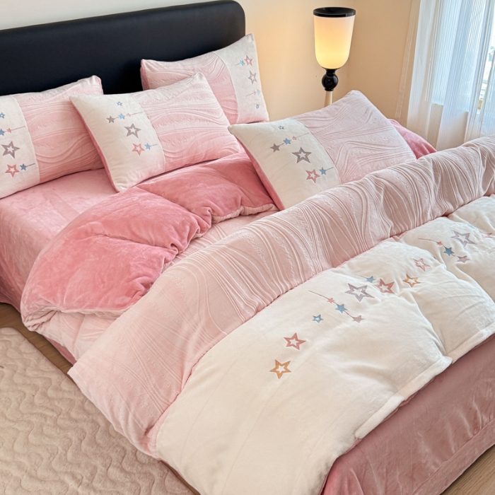 91家纺网 家纺一手货源 找家纺 2025苏东来家纺工艺款雕花绒牛奶绒四件套立体花刺绣绣花套件 飞舞少女