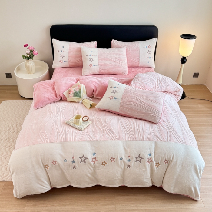 91家纺网 家纺一手货源 找家纺 2025苏东来家纺工艺款雕花绒牛奶绒四件套立体花刺绣绣花套件 飞舞少女