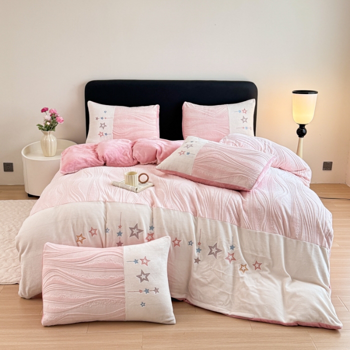 91家纺网 家纺一手货源 找家纺 2025苏东来家纺工艺款雕花绒牛奶绒四件套立体花刺绣绣花套件 飞舞少女