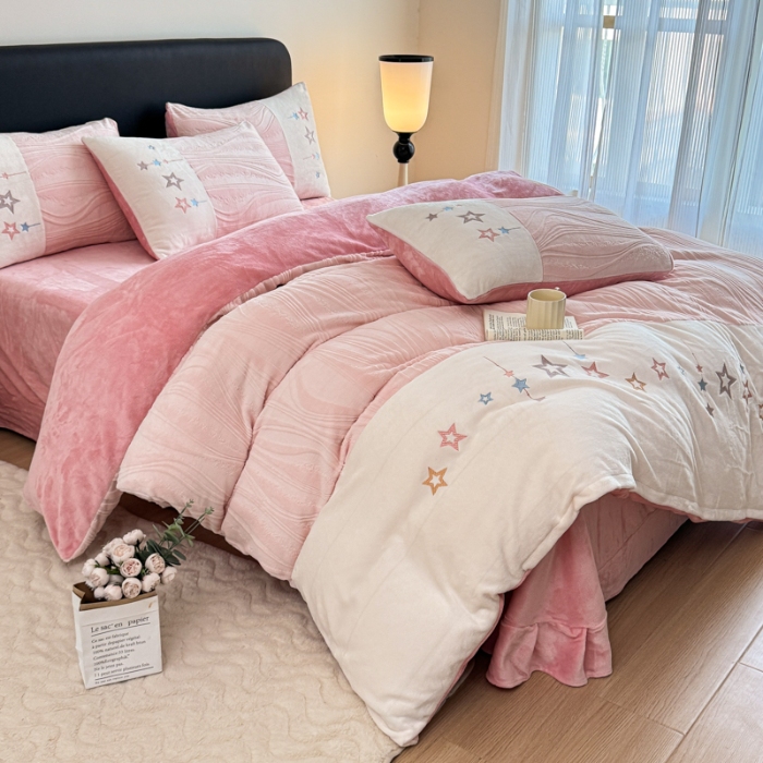 91家纺网 家纺一手货源 找家纺 2025苏东来家纺工艺款雕花绒牛奶绒四件套立体花刺绣绣花套件 飞舞少女