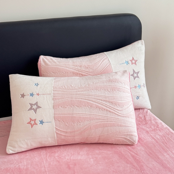 91家纺网 家纺一手货源 找家纺 2025苏东来家纺工艺款雕花绒牛奶绒四件套立体花刺绣绣花套件 飞舞少女