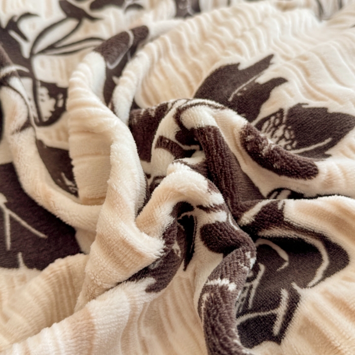 91家纺网 家纺一手货源 找家纺 2025苏东来家纺工艺款雕花绒牛奶绒四件套立体花刺绣绣花套件 蝴蝶花