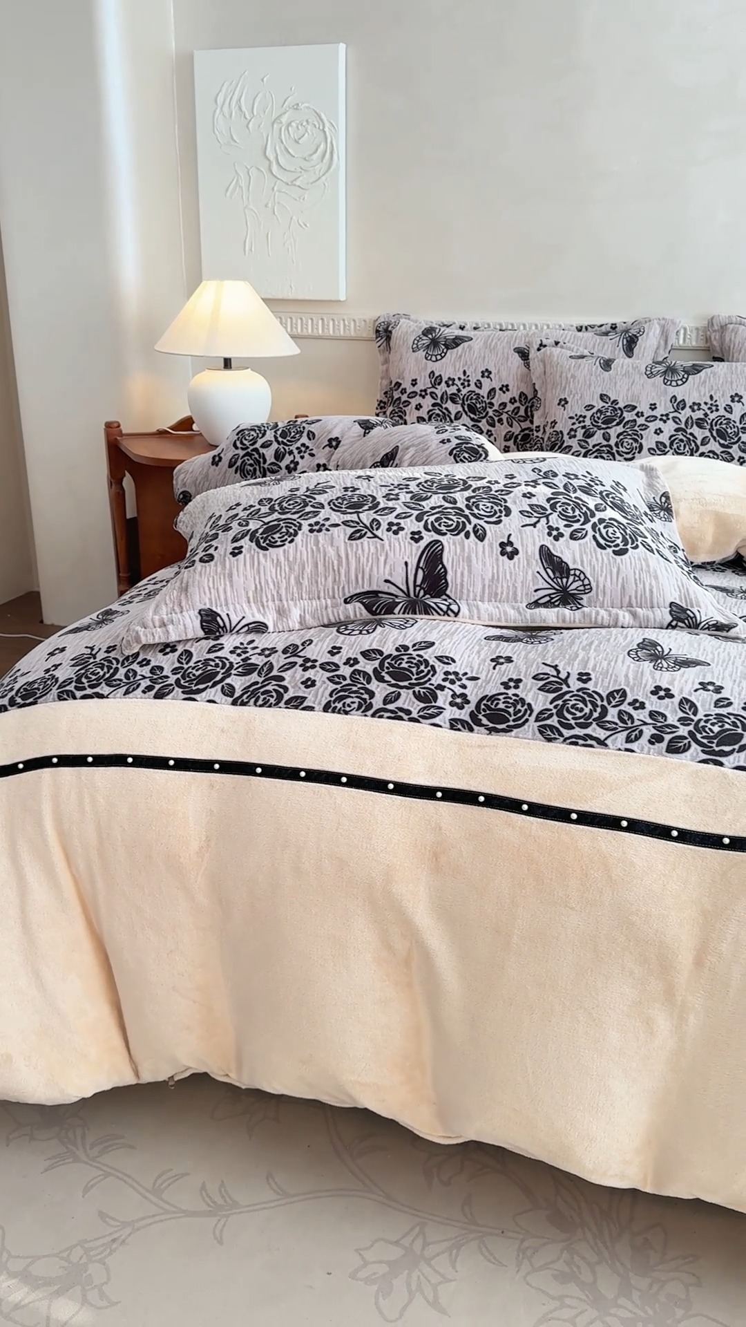 91家纺网 家纺一手货源 找家纺 2025苏东来家纺工艺款雕花绒牛奶绒四件套立体花刺绣绣花套件 蝶恋花