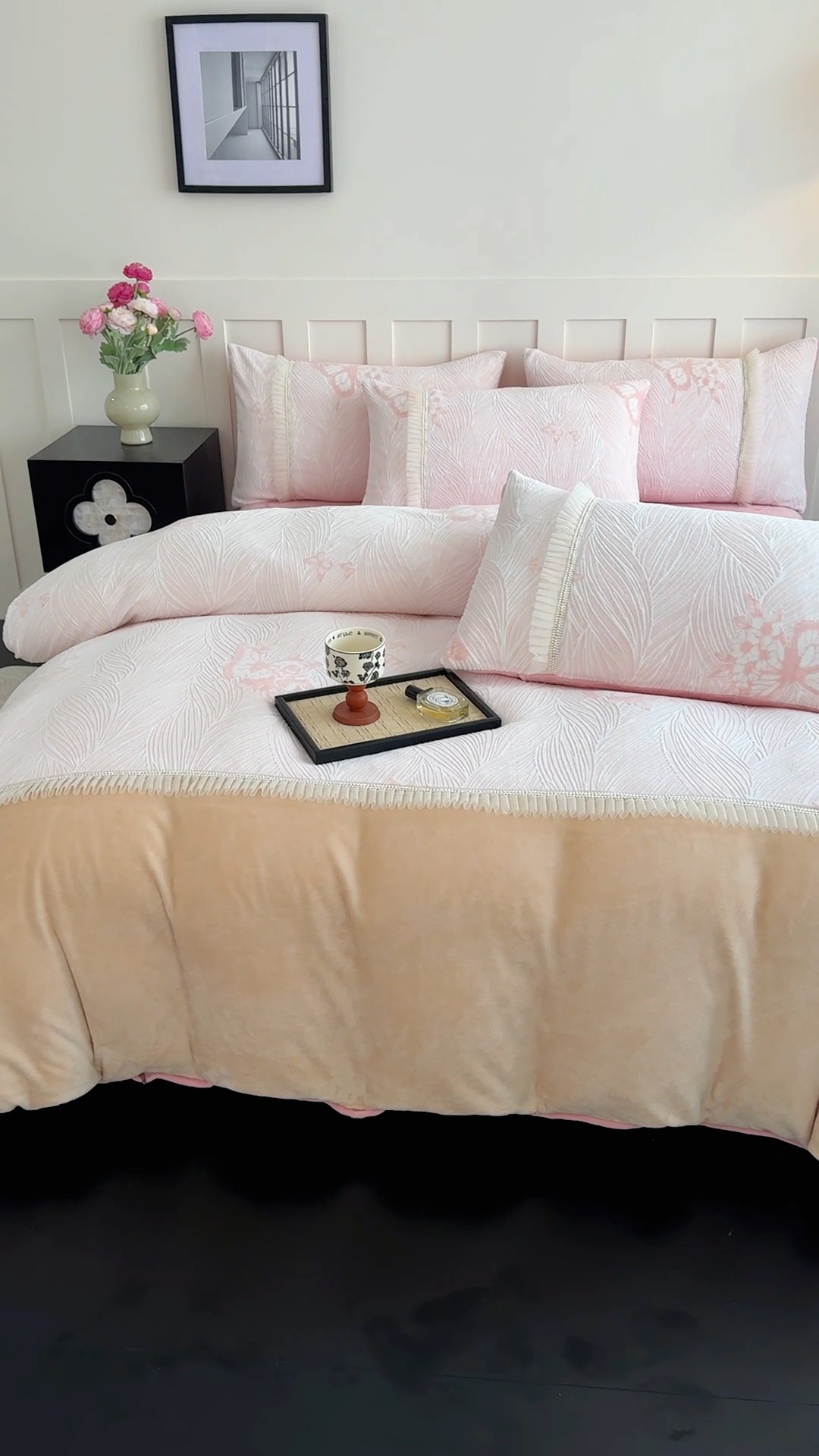 91家纺网 家纺一手货源 找家纺 2025苏东来家纺工艺款雕花绒牛奶绒四件套立体花刺绣绣花套件 华尔兹粉色