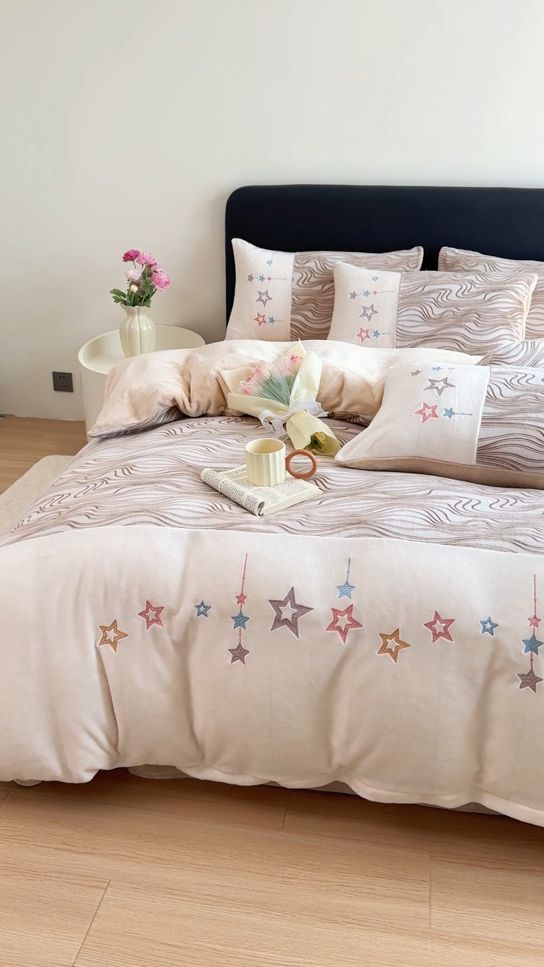 91家纺网 家纺一手货源 找家纺 2025苏东来家纺工艺款雕花绒牛奶绒四件套立体花刺绣绣花套件 华尔兹卡其