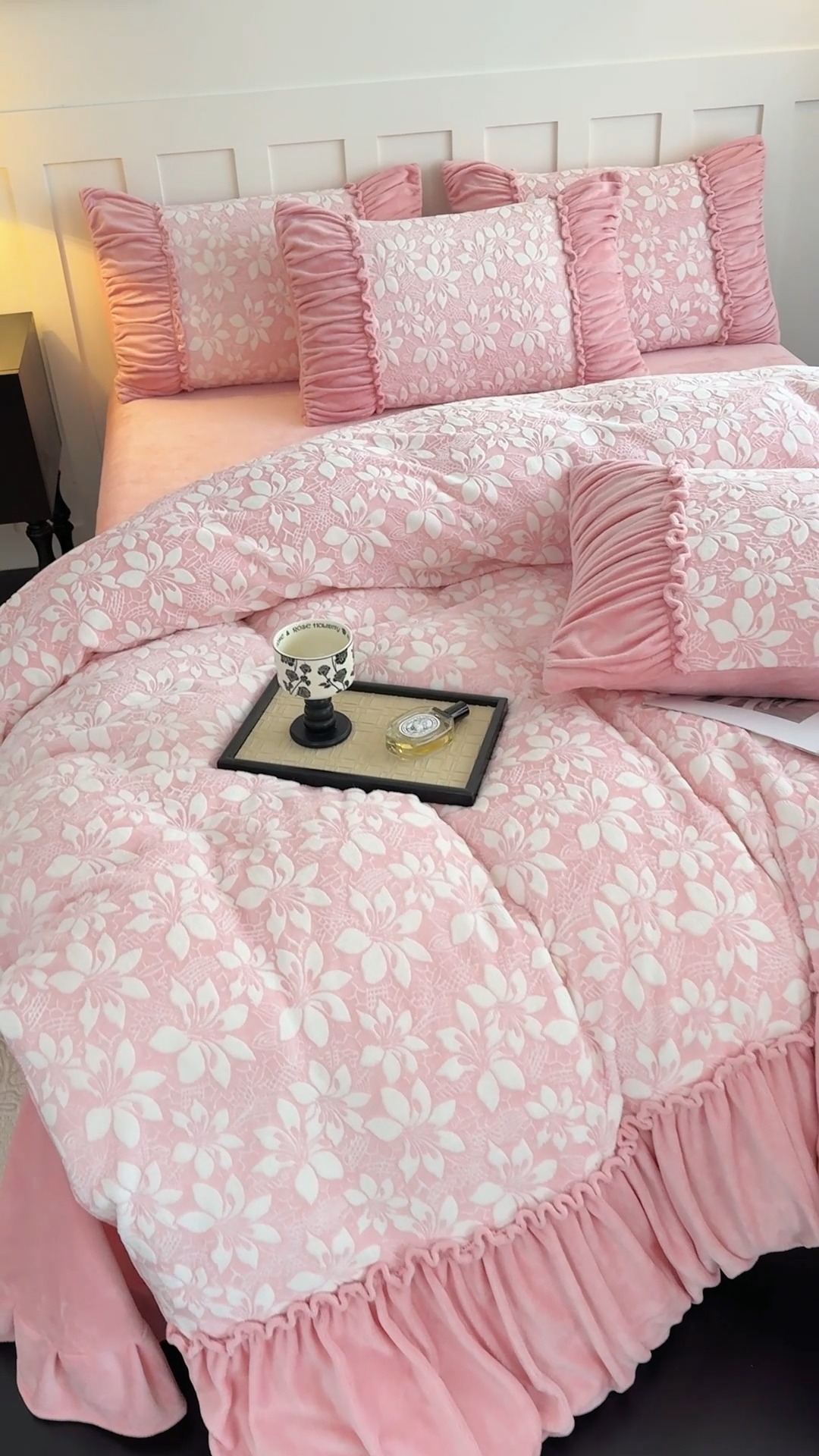 91家纺网 家纺一手货源 找家纺 2025苏东来家纺工艺款雕花绒牛奶绒四件套立体花刺绣绣花套件 满天星粉