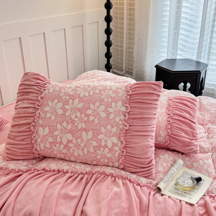 91家纺网 家纺一手货源 找家纺 2025苏东来家纺工艺款雕花绒牛奶绒四件套立体花刺绣绣花套件 满天星粉