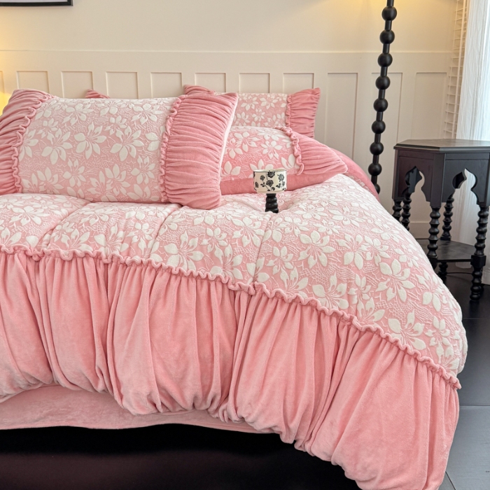 91家纺网 家纺一手货源 找家纺 2025苏东来家纺工艺款雕花绒牛奶绒四件套立体花刺绣绣花套件 满天星粉