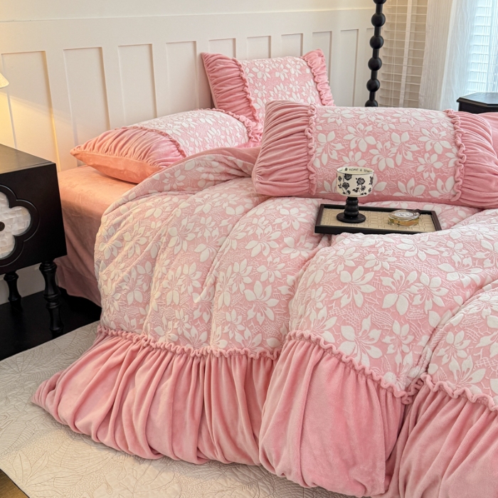 91家纺网 家纺一手货源 找家纺 2025苏东来家纺工艺款雕花绒牛奶绒四件套立体花刺绣绣花套件 满天星粉