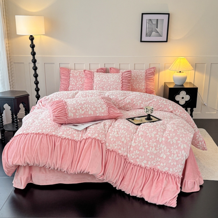 91家纺网 家纺一手货源 找家纺 2025苏东来家纺工艺款雕花绒牛奶绒四件套立体花刺绣绣花套件 满天星粉