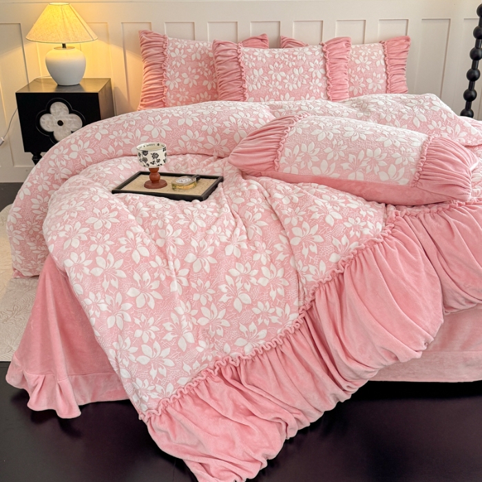 91家纺网 家纺一手货源 找家纺 2025苏东来家纺工艺款雕花绒牛奶绒四件套立体花刺绣绣花套件 满天星粉