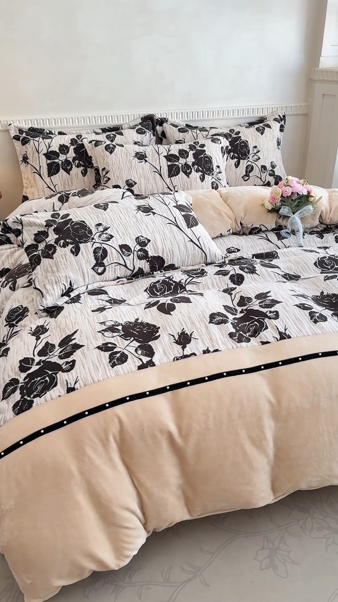 91家纺网 家纺一手货源 找家纺 2025苏东来家纺工艺款雕花绒牛奶绒四件套立体花刺绣绣花套件 蝴蝶花