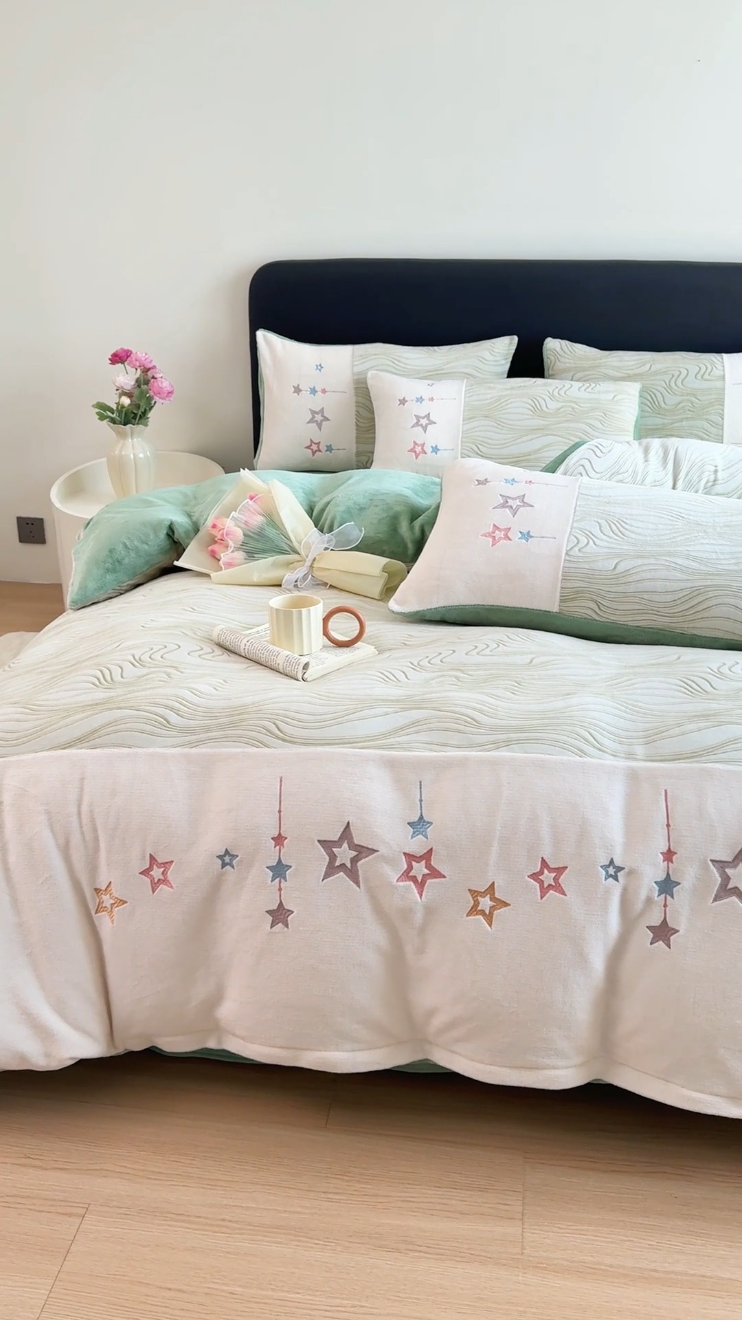 91家纺网 家纺一手货源 找家纺 2025苏东来家纺工艺款雕花绒牛奶绒四件套立体花刺绣绣花套件 一枝花