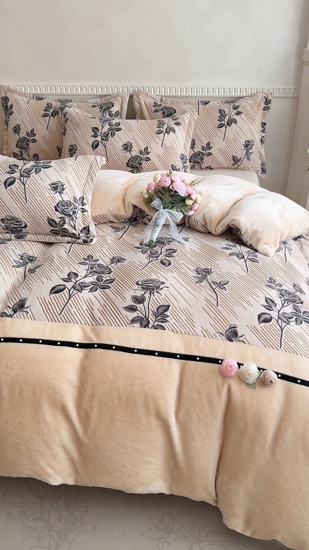 91家纺网 家纺一手货源 找家纺 2025苏东来家纺工艺款雕花绒牛奶绒四件套立体花刺绣绣花套件 繁花