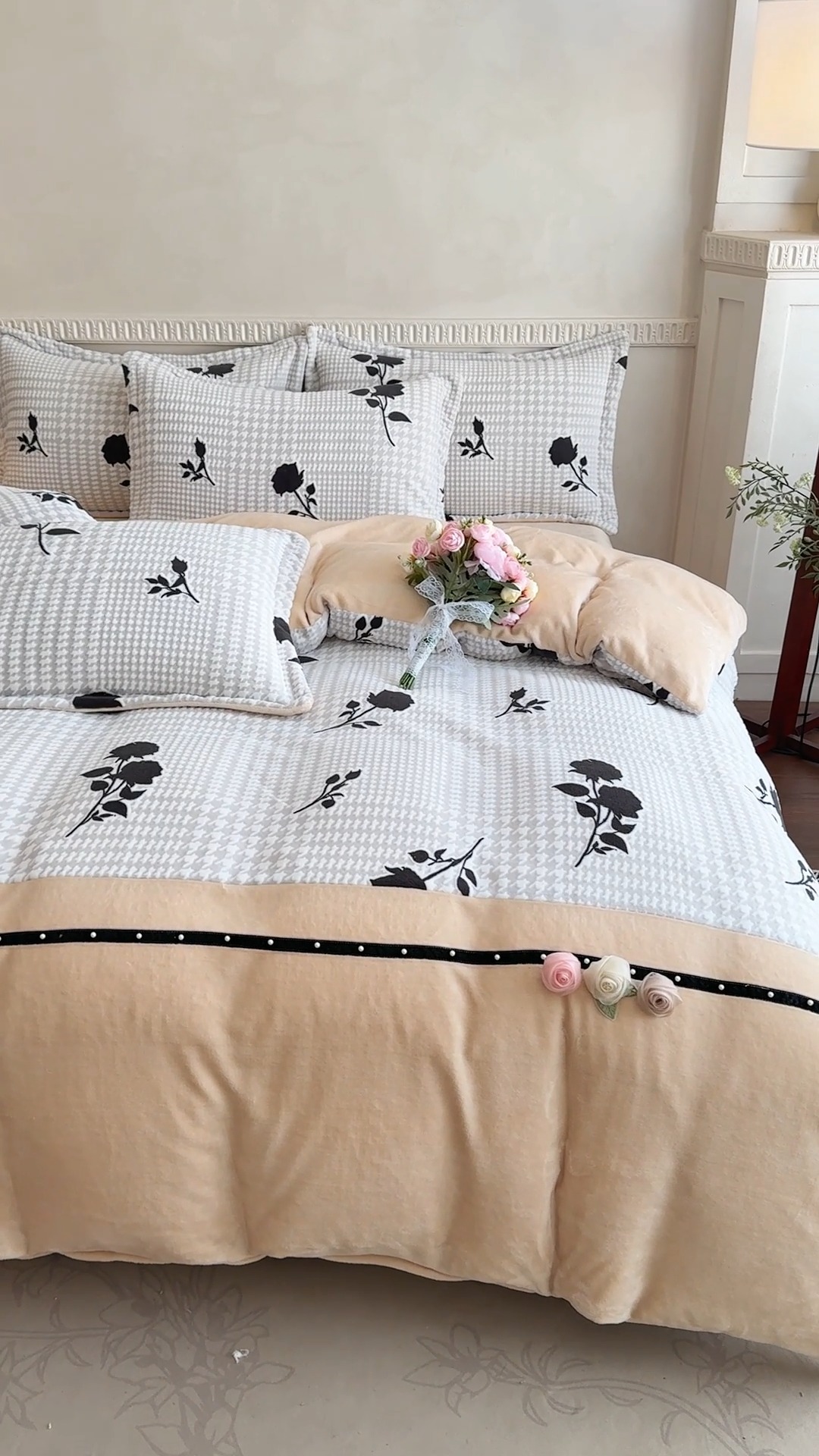 91家纺网 家纺一手货源 找家纺 2025苏东来家纺工艺款雕花绒牛奶绒四件套立体花刺绣绣花套件 玫瑰花