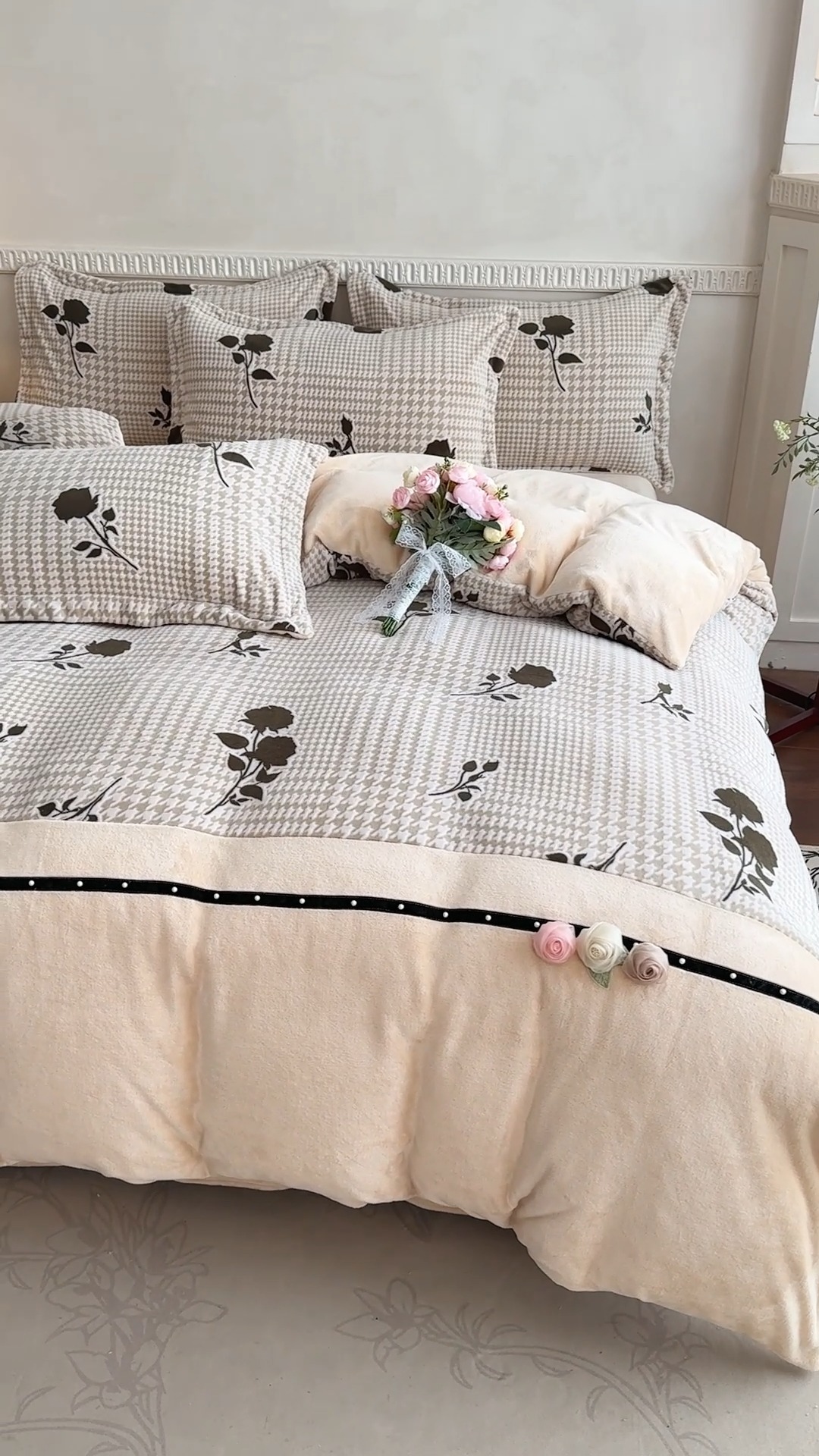 91家纺网 家纺一手货源 找家纺 2025苏东来家纺工艺款雕花绒牛奶绒四件套立体花刺绣绣花套件 华尔兹水绿