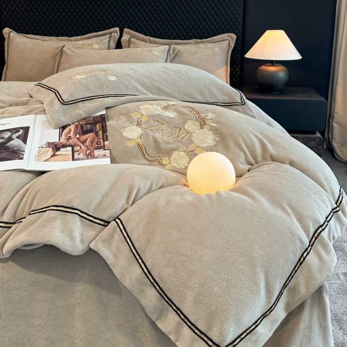 91家纺网 家纺一手货源 找家纺 （总）诺梵家纺 2025新款8.2斤牛奶绒刺绣四件套-布莱妮系列