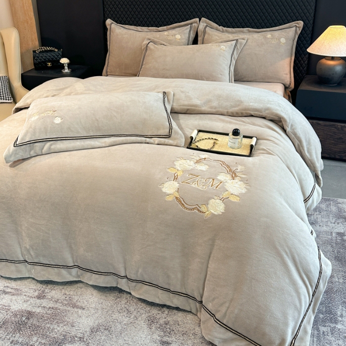 91家纺网 家纺一手货源 找家纺 （总）诺梵家纺 2025新款8.2斤牛奶绒刺绣四件套-布莱妮系列