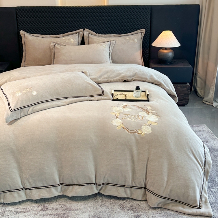 91家纺网 家纺一手货源 找家纺 （总）诺梵家纺 2025新款8.2斤牛奶绒刺绣四件套-布莱妮系列