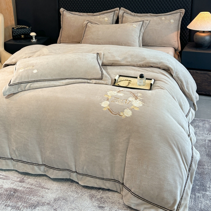 91家纺网 家纺一手货源 找家纺 （总）诺梵家纺 2025新款8.2斤牛奶绒刺绣四件套-布莱妮系列