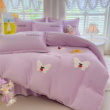 91家纺网 家纺一手货源 找家纺 （总）苏米娜家纺2025年秋冬爆款 A类全消光大版花卉牛奶绒绣花四件套--蝶影系列