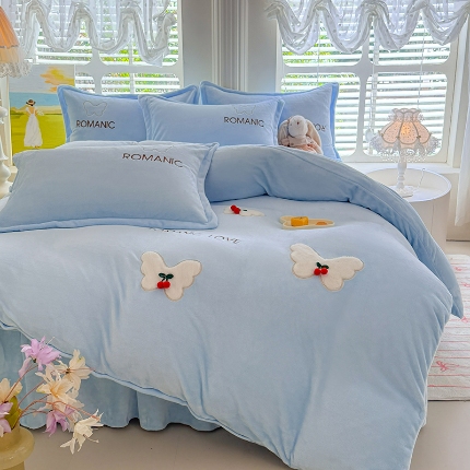 91家纺网 家纺一手货源 找家纺 （总）苏米娜家纺2025年秋冬爆款 A类全消光大版花卉牛奶绒绣花四件套--蝶影系列