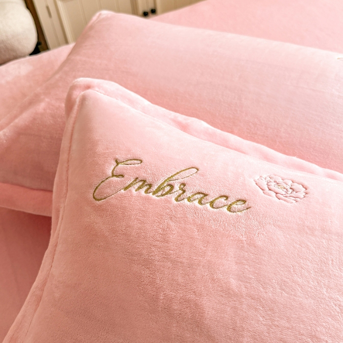 91家纺网 家纺一手货源 找家纺 漫布云2025秋冬新款全消光大版花卉平绣牛奶绒刺绣款四件套--绽放系列 绽放-樱花粉