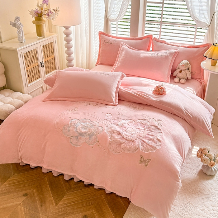 91家纺网 家纺一手货源 找家纺 漫布云2025秋冬新款全消光大版花卉平绣牛奶绒刺绣款四件套--绽放系列 绽放-樱花粉