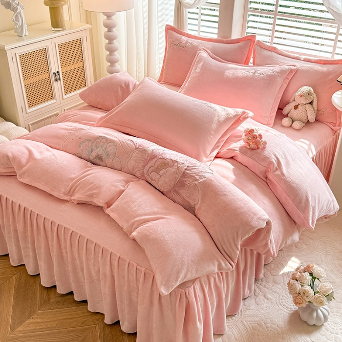 91家纺网 家纺一手货源 找家纺 漫布云2025秋冬新款全消光大版花卉平绣牛奶绒刺绣款四件套--绽放系列 绽放-樱花粉