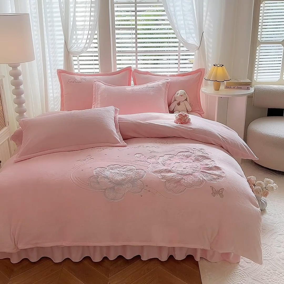 91家纺网 家纺一手货源 找家纺 漫布云2025秋冬新款全消光大版花卉平绣牛奶绒刺绣款四件套--绽放系列 绽放-樱花粉