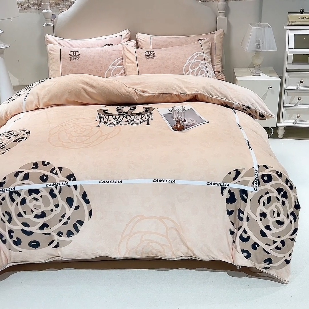 91家纺网 家纺一手货源 找家纺 （总）控价 专版花型 2025新款240克A类全消光数码印花牛奶绒四件套-漫步温莎