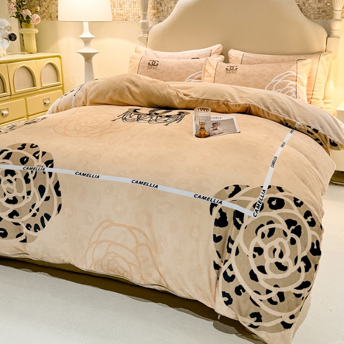 91家纺网 家纺一手货源 找家纺 （总）控价 专版花型 2025新款240克A类全消光数码印花牛奶绒四件套-漫步温莎