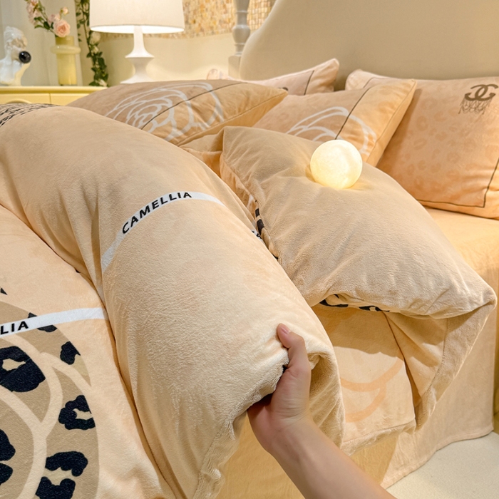 91家纺网 家纺一手货源 找家纺 （总）控价 专版花型 2025新款240克A类全消光数码印花牛奶绒四件套-漫步温莎