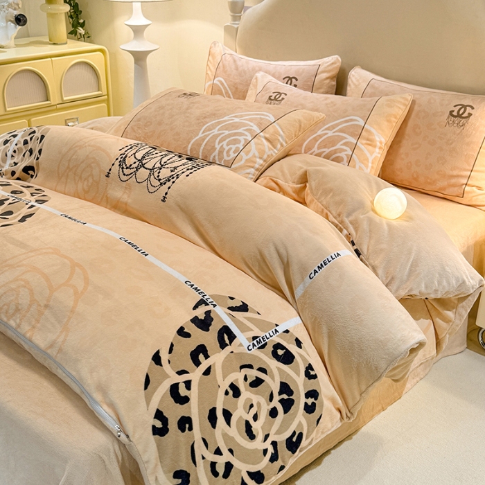 91家纺网 家纺一手货源 找家纺 （总）控价 专版花型 2025新款240克A类全消光数码印花牛奶绒四件套-漫步温莎