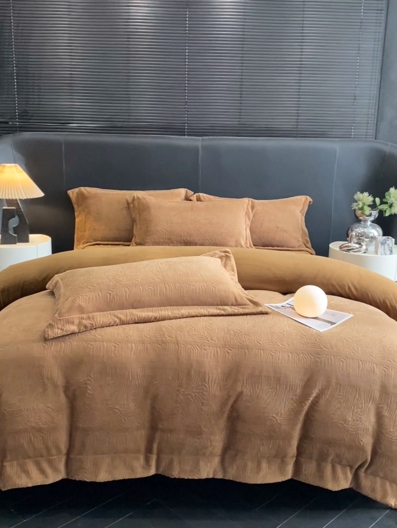 91家纺网 家纺一手货源 找家纺 （总）控价 专版花型  2025年新款240克全消光A类烂花牛奶绒四件套-雨纱暮歌