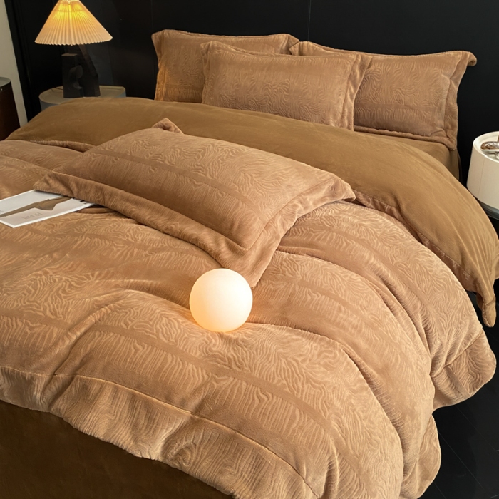 91家纺网 家纺一手货源 找家纺 （总）控价 专版花型  2025年新款240克全消光A类烂花牛奶绒四件套-雨纱暮歌