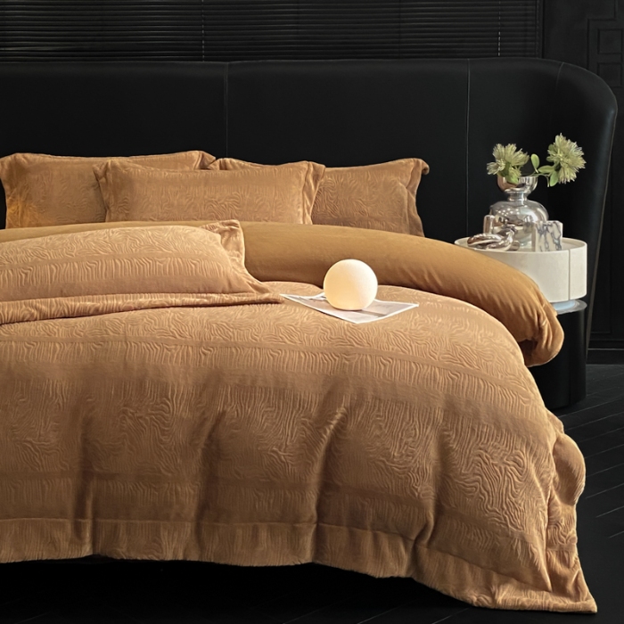 91家纺网 家纺一手货源 找家纺 （总）控价 专版花型  2025年新款240克全消光A类烂花牛奶绒四件套-雨纱暮歌