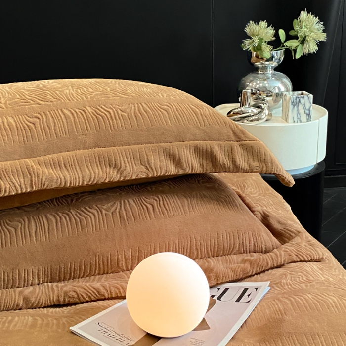 91家纺网 家纺一手货源 找家纺 （总）控价 专版花型  2025年新款240克全消光A类烂花牛奶绒四件套-雨纱暮歌