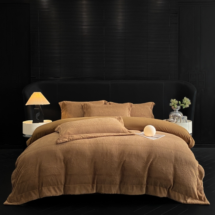 91家纺网 家纺一手货源 找家纺 （总）控价 专版花型  2025年新款240克全消光A类烂花牛奶绒四件套-雨纱暮歌