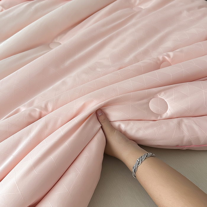 91家纺网 家纺一手货源 找家纺 总雅高2025格瑞—A类全棉轻奢贡缎大提花抗菌轻奢立体冬被被子被芯