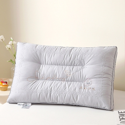 91家纺网 家纺一手货源 找家纺 兴丝露枕芯 亲肤刺绣羽丝枕 舒适护颈枕 枕芯 枕头